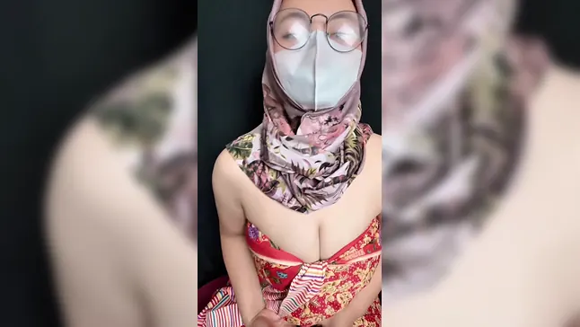 My best friend is so good at making her pussy squirm until the flood