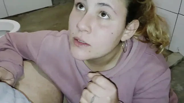 Blonde Latina mamada Casera takes on a huge load in the Baño of EsposaOculta - White Skin,