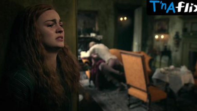 Leah Glisten Udders gets naked on the couch while getting off to a hot amateur porn clip