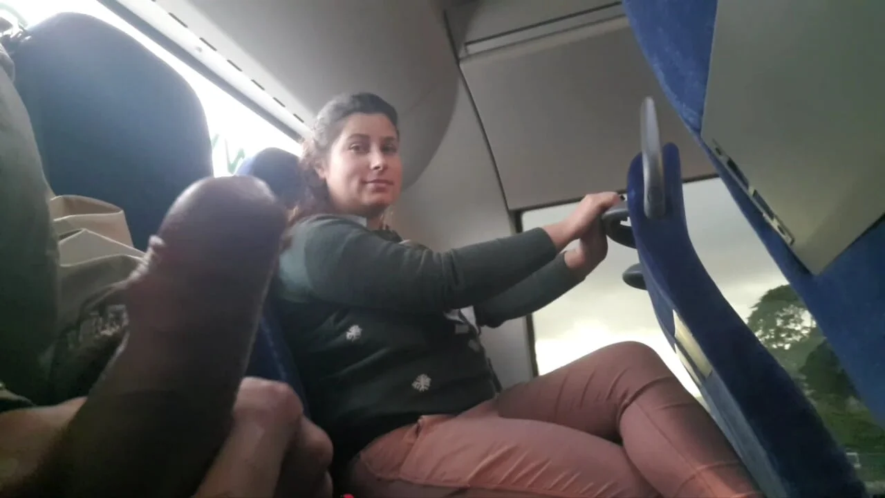 Voyeur seduces Mummy to Gargle&Jerk his Penis in Bus