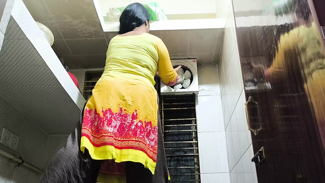 Desi aunty gets her cock-squeezing vagina boned after cleaning the room